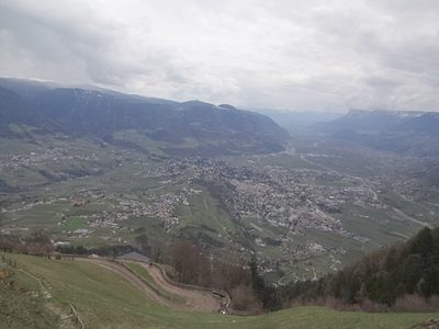Blick von den Muthöfen auf Dorf Tirol und Umgebung